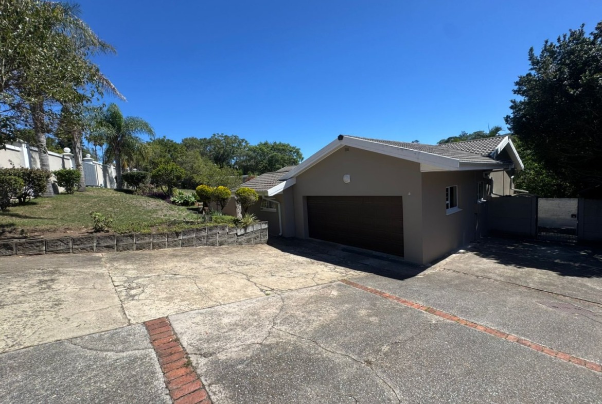 Family Home with Pool in Beacon Bay