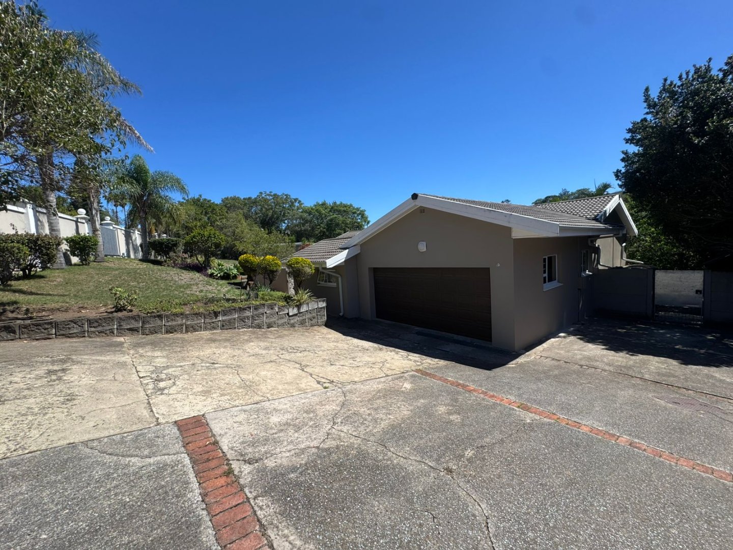 14 Family Home with Pool in Beacon Bay