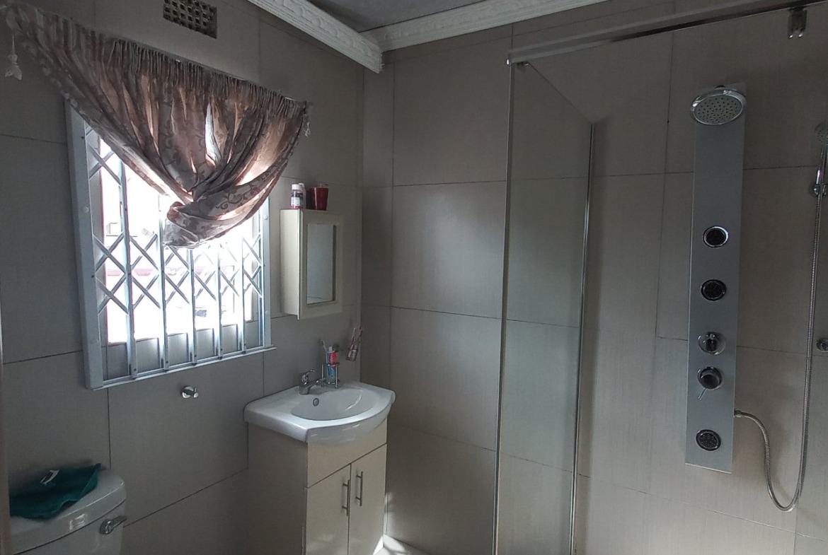 Spacious 6-Bedroom Property with Excellent Income Potential!