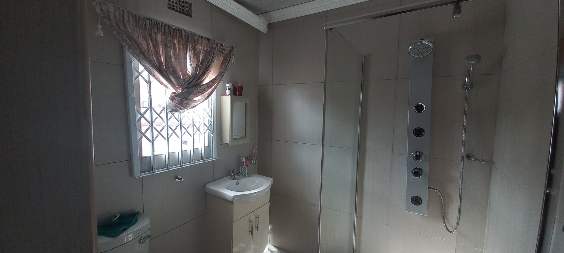 16 Spacious 6-Bedroom Property with Excellent Income Potential!