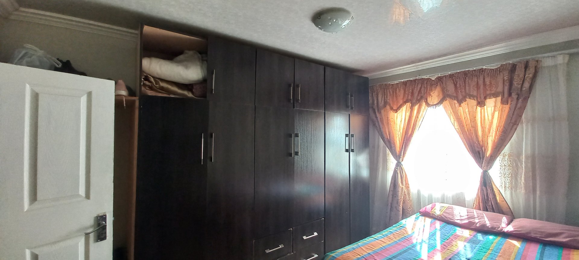 18 Spacious 6-Bedroom Property with Excellent Income Potential!