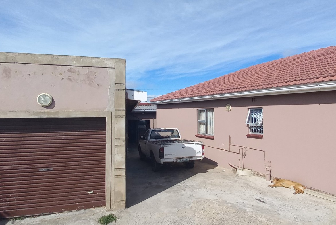 Spacious 6-Bedroom Property with Excellent Income Potential!