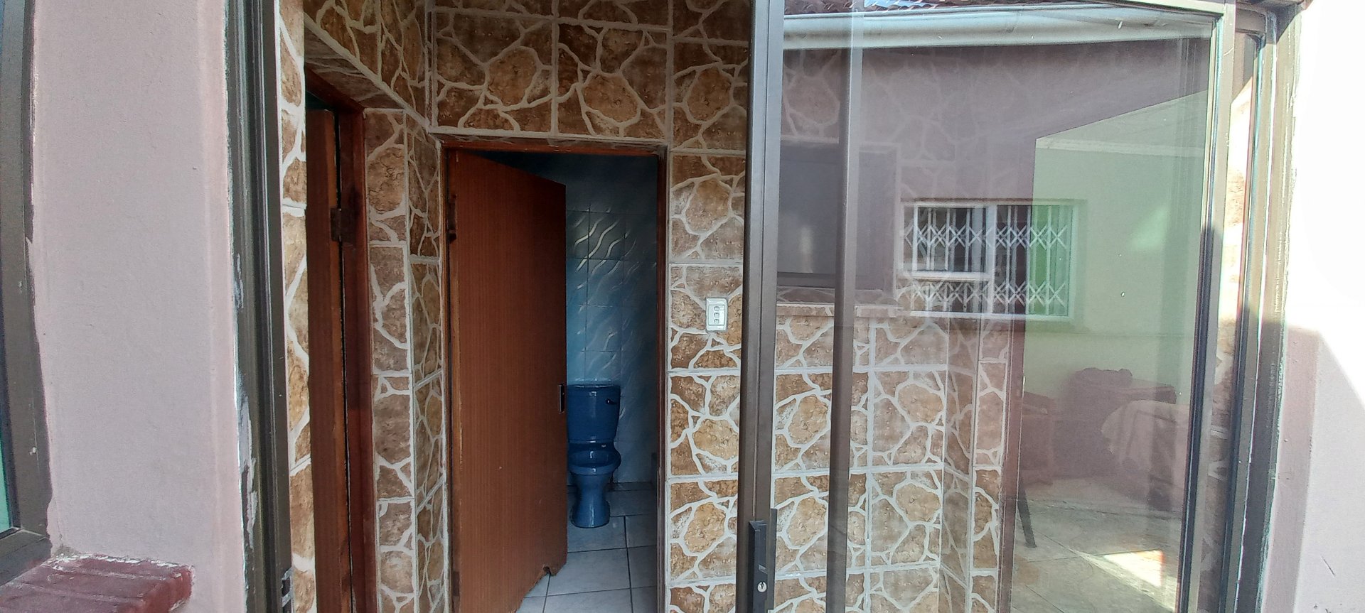 20 Spacious 6-Bedroom Property with Excellent Income Potential!