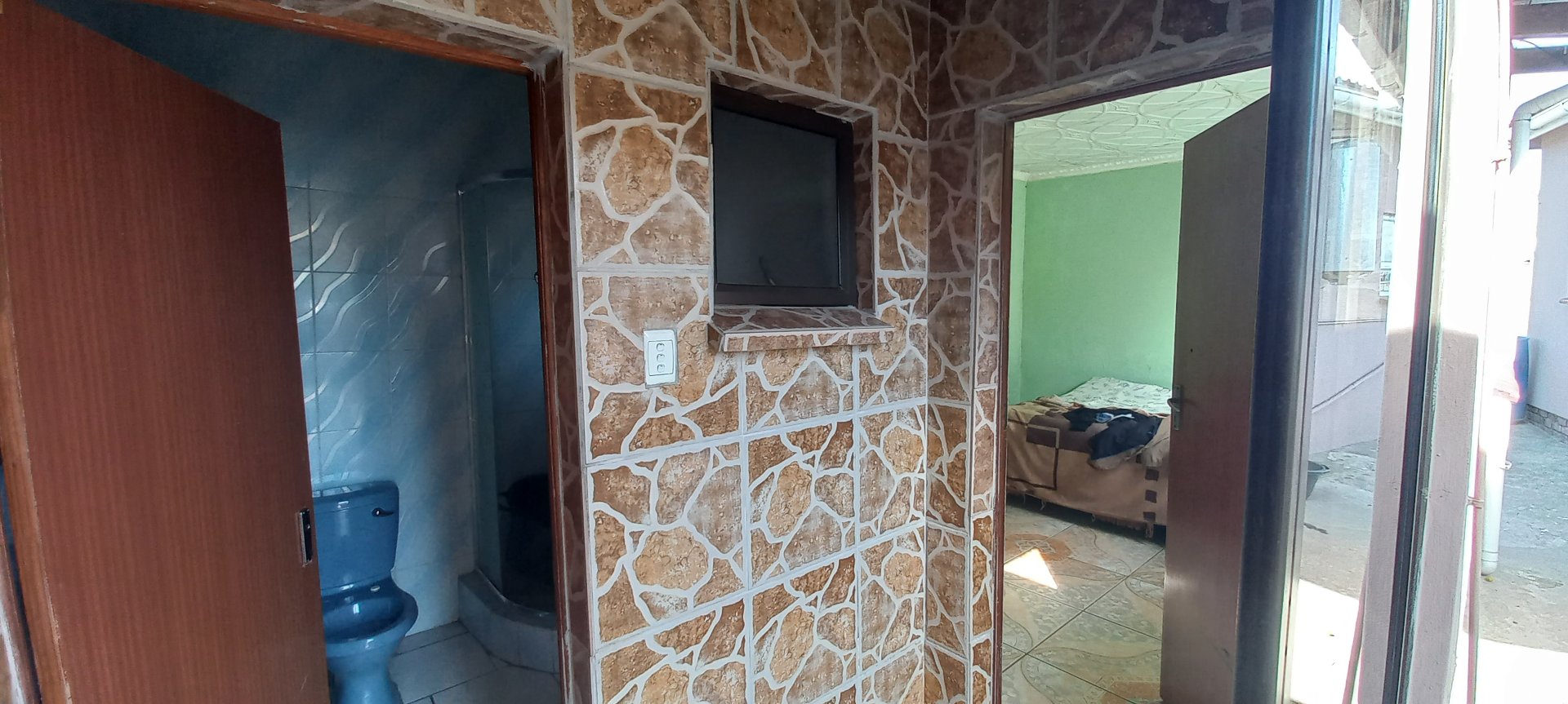 21 Spacious 6-Bedroom Property with Excellent Income Potential!