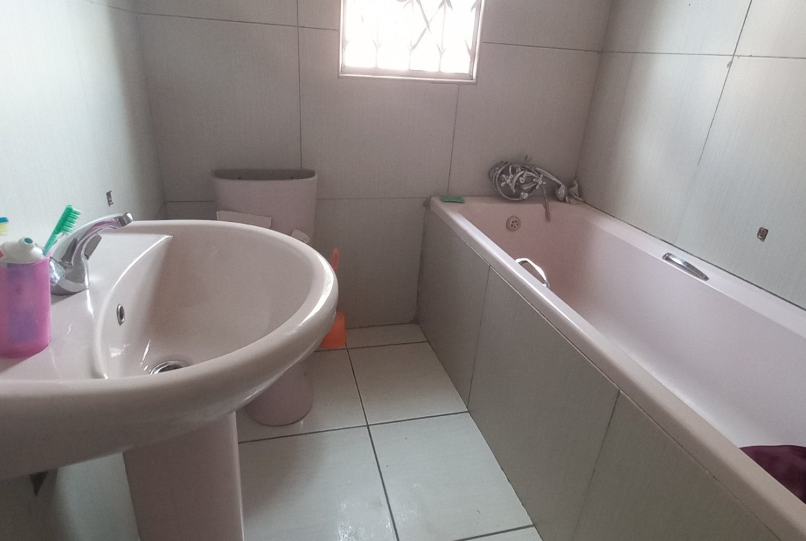 Spacious 6-Bedroom Property with Excellent Income Potential!