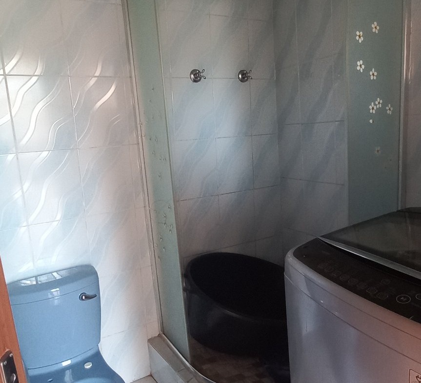 Spacious 6-Bedroom Property with Excellent Income Potential!