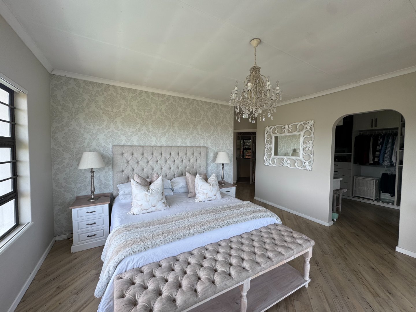 24 Luxurious Beacon Bay Family Home with Pool