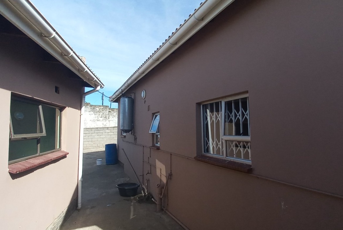 Spacious 6-Bedroom Property with Excellent Income Potential!