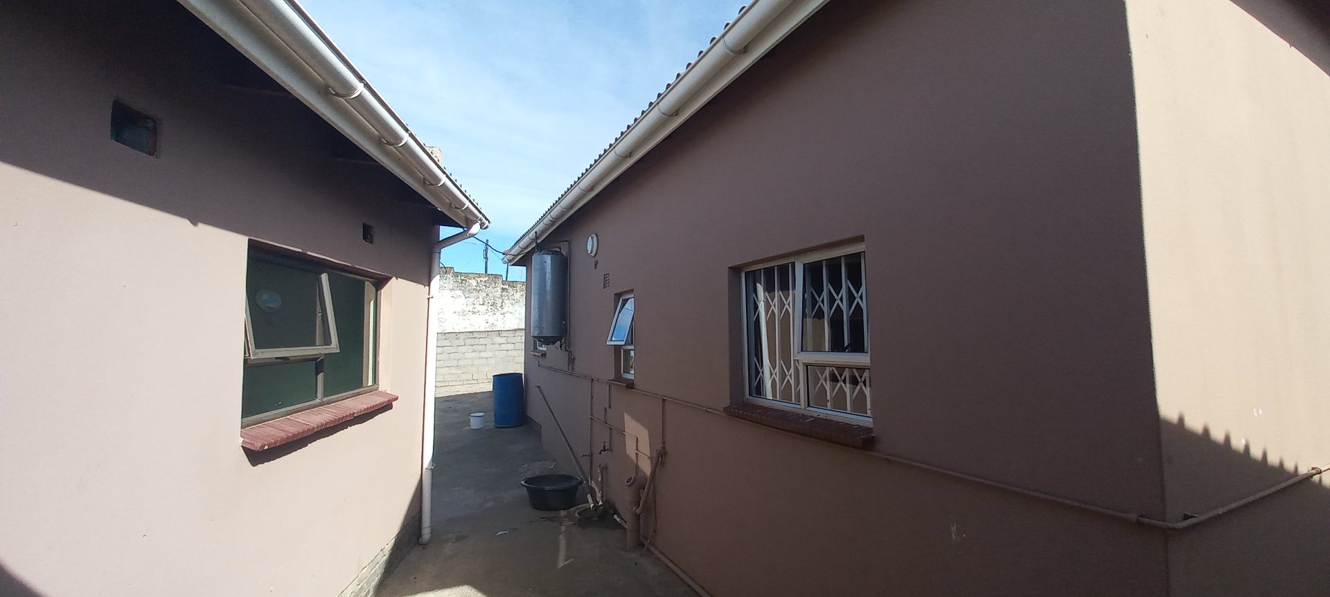 25 Spacious 6-Bedroom Property with Excellent Income Potential!