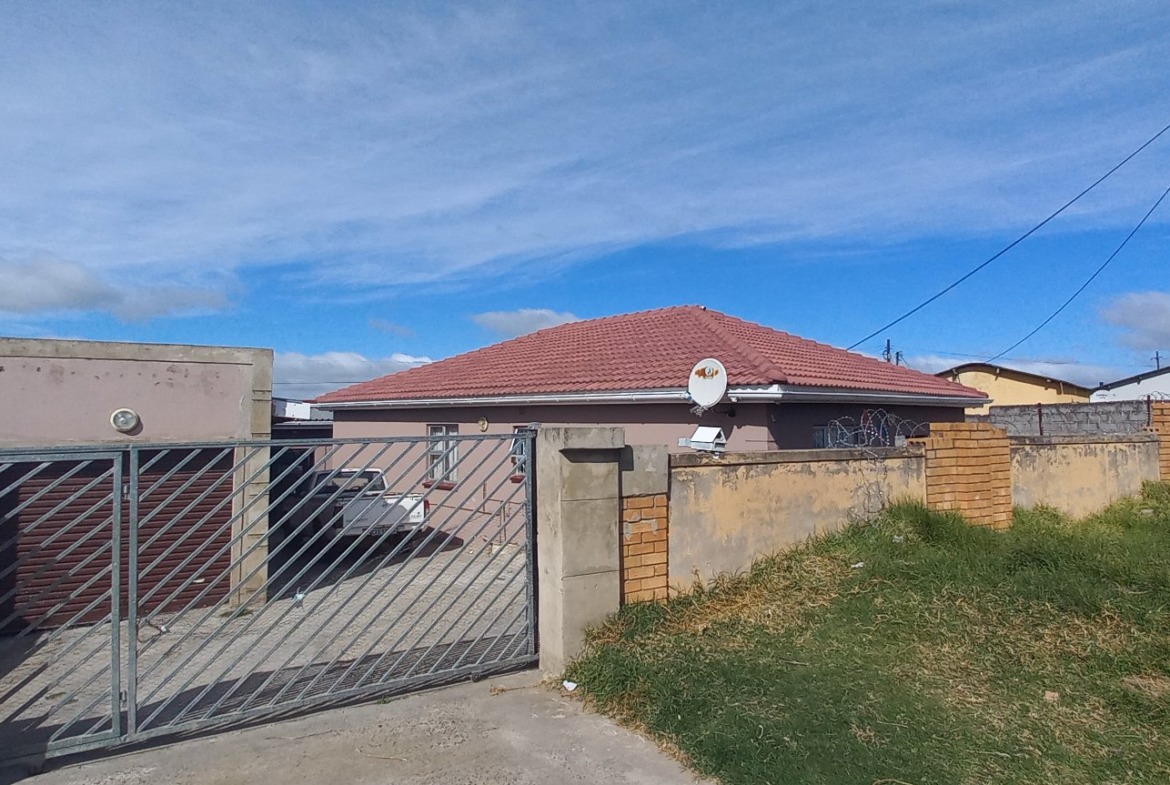 Spacious 6-Bedroom Property with Excellent Income Potential!