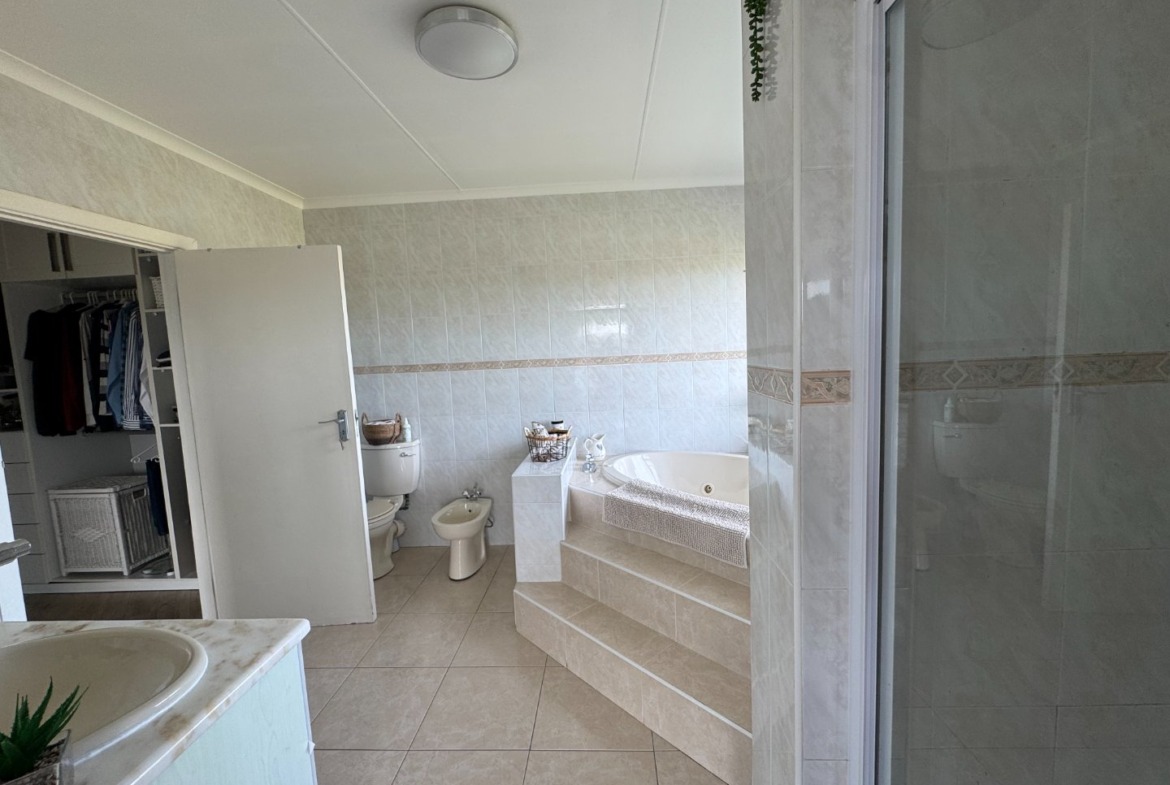 Luxurious Beacon Bay Family Home with Pool