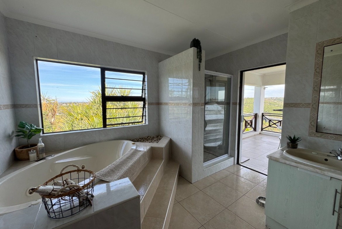 Luxurious Beacon Bay Family Home with Pool