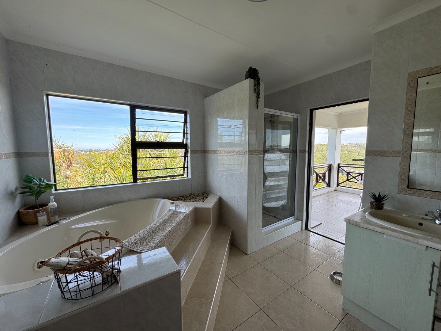 27 Luxurious Beacon Bay Family Home with Pool