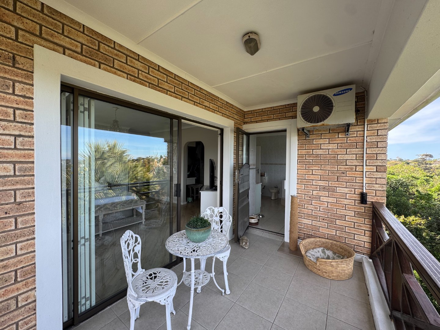 28 Luxurious Beacon Bay Family Home with Pool