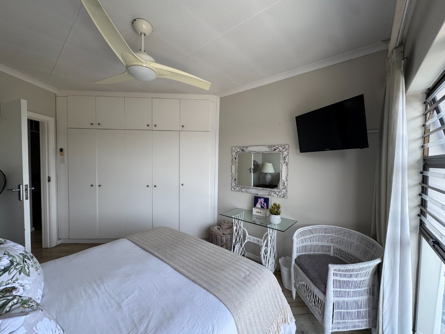 29 Luxurious Beacon Bay Family Home with Pool