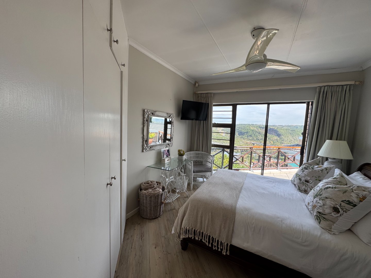 30 Luxurious Beacon Bay Family Home with Pool