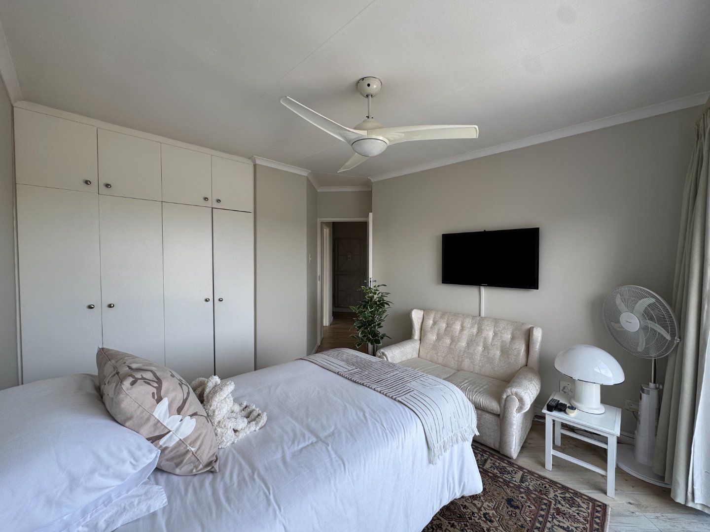 32 Luxurious Beacon Bay Family Home with Pool