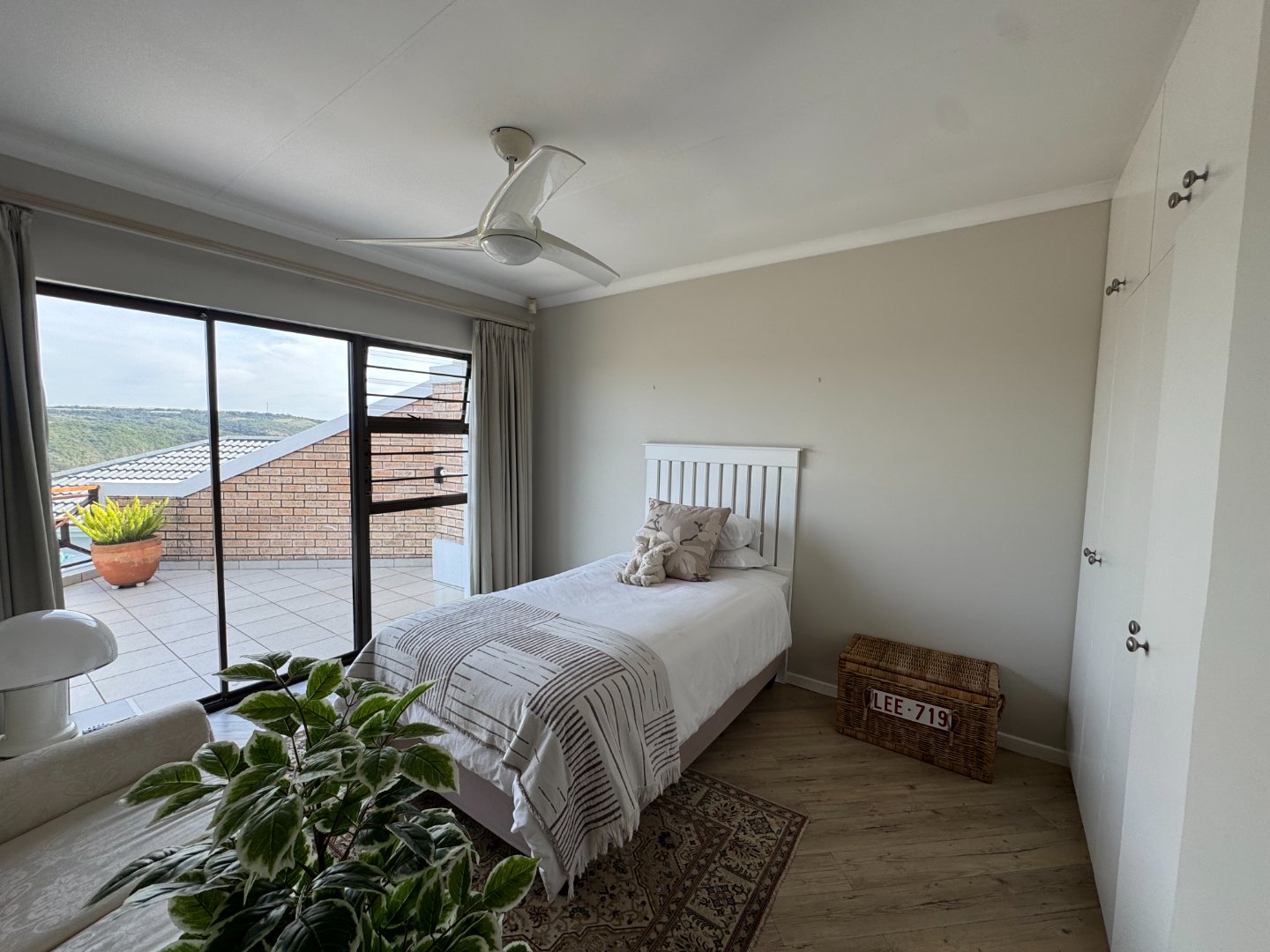 33 Luxurious Beacon Bay Family Home with Pool