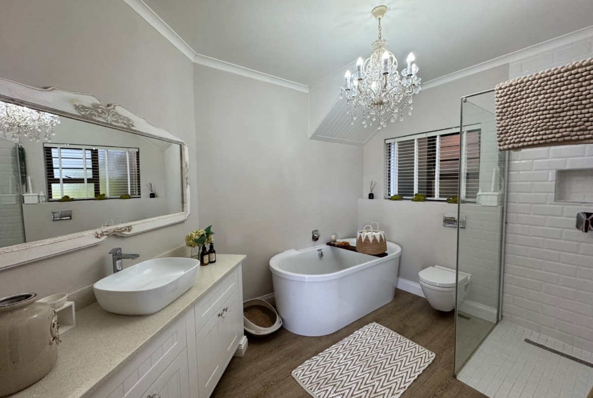 Luxurious Beacon Bay Family Home with Pool