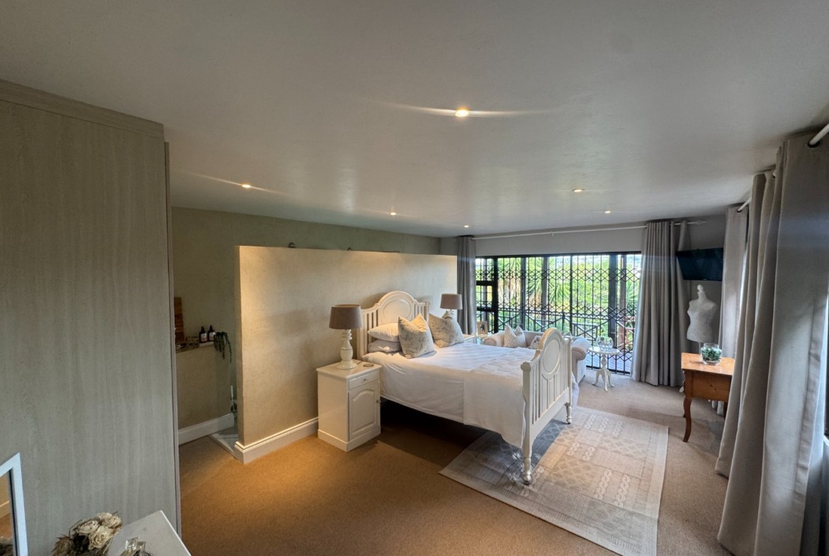 Luxurious Beacon Bay Family Home with Pool