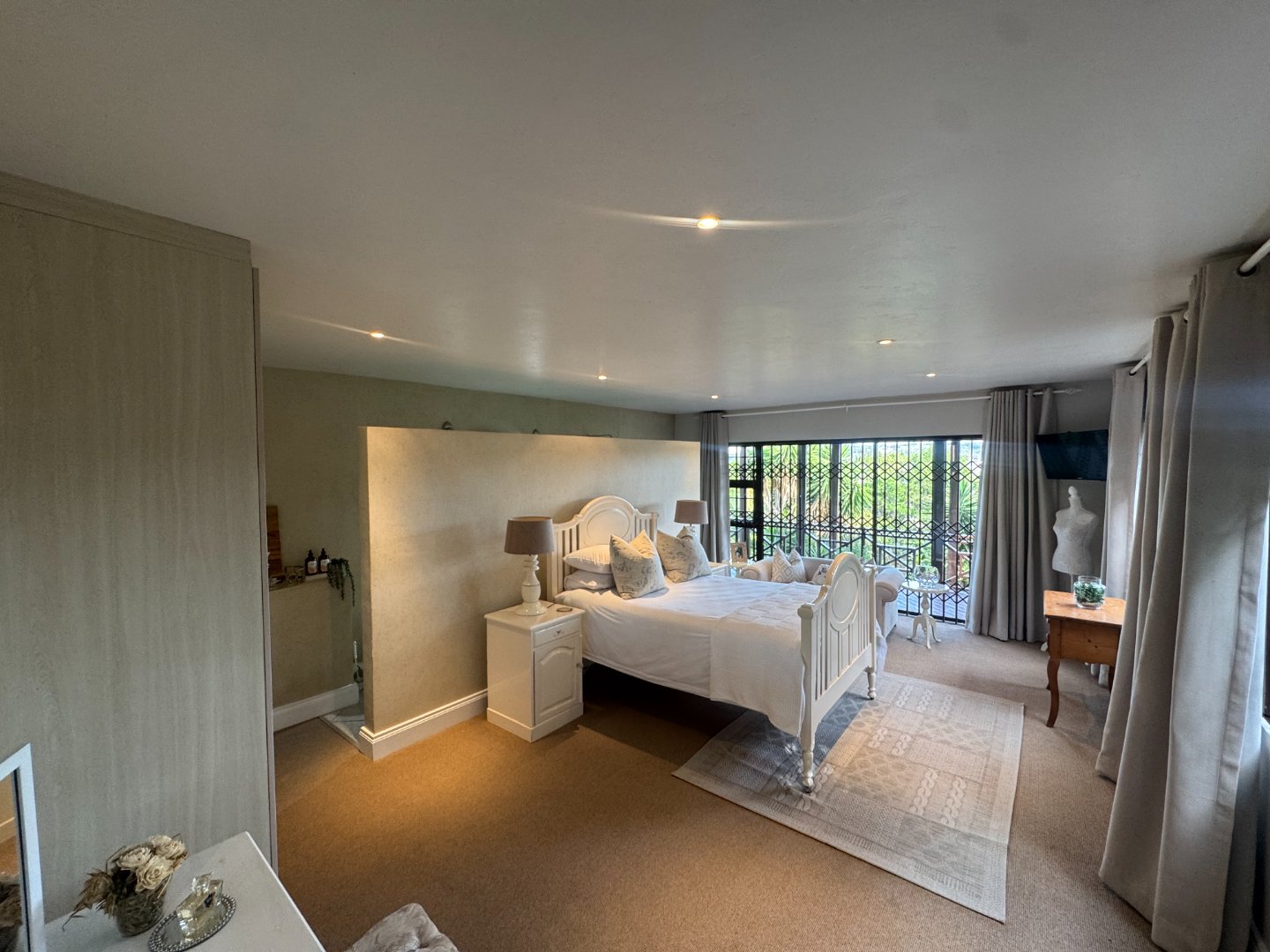 38 Luxurious Beacon Bay Family Home with Pool
