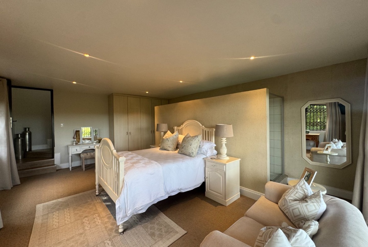 Luxurious Beacon Bay Family Home with Pool