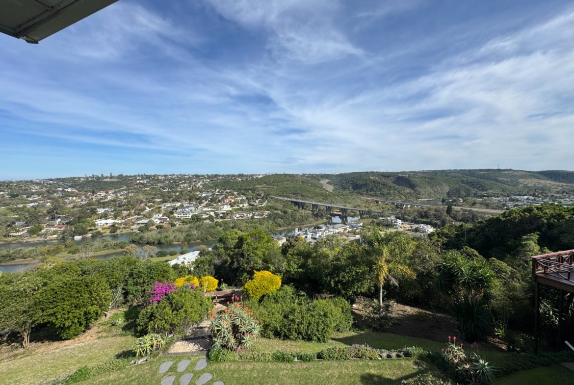 Luxurious Beacon Bay Family Home with Pool