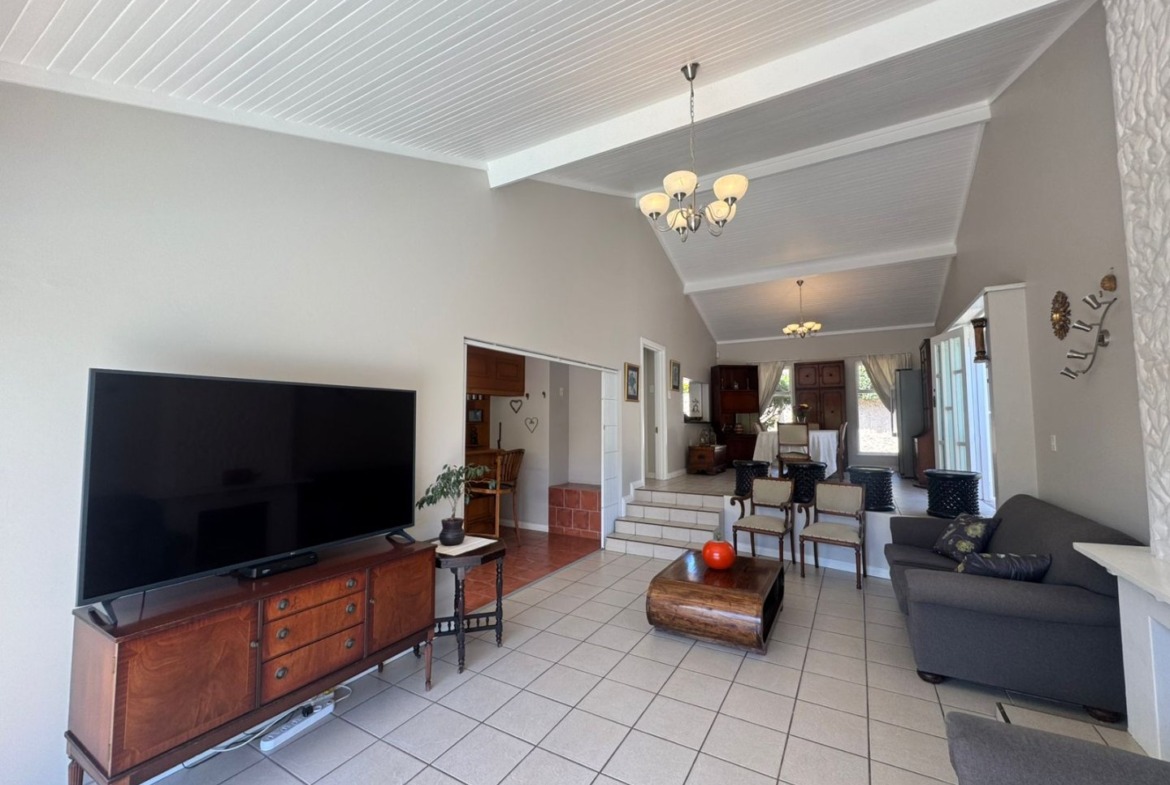 Family Home with Pool in Beacon Bay