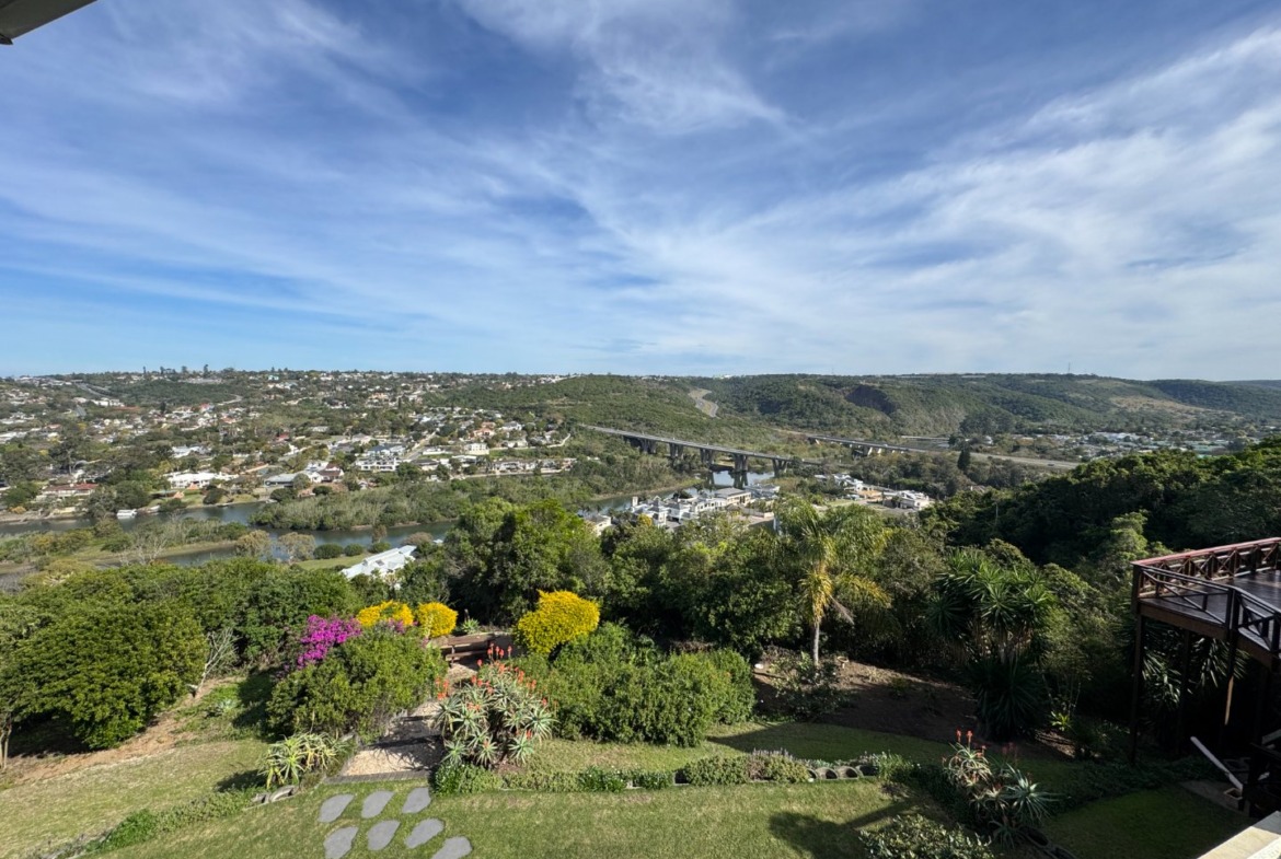 Luxurious Beacon Bay Family Home with Pool