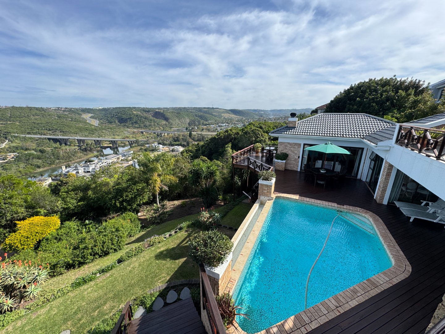 5 Luxurious Beacon Bay Family Home with Pool