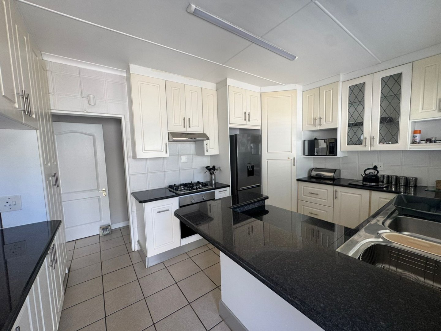 6 Family Home with Pool in Beacon Bay