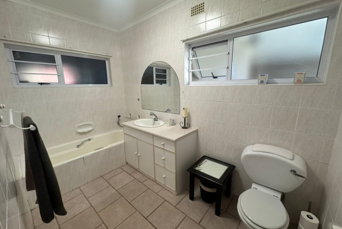 Family Home with Pool in Beacon Bay