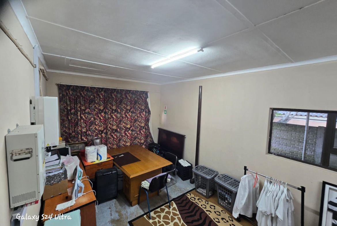 Spacious Family Home with Income-Generating Flatlet in Sought-After Saxilby, East London