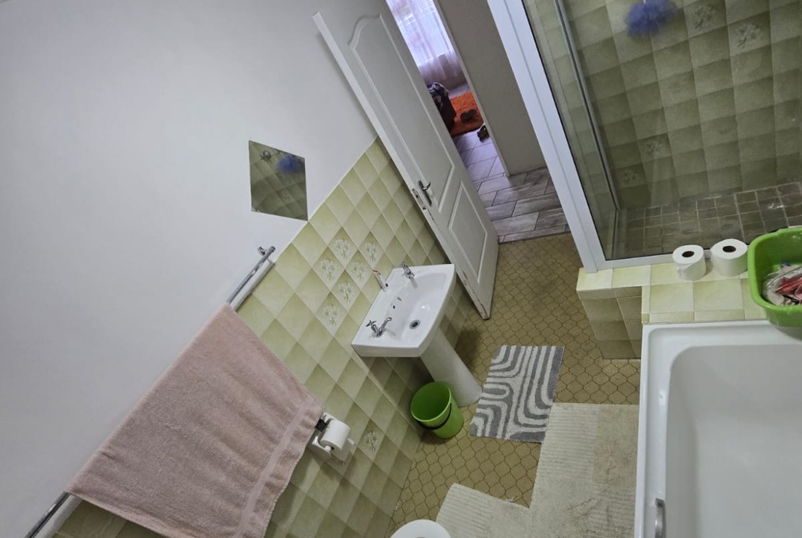 Spacious Family Home with Income-Generating Flatlet in Sought-After Saxilby, East London