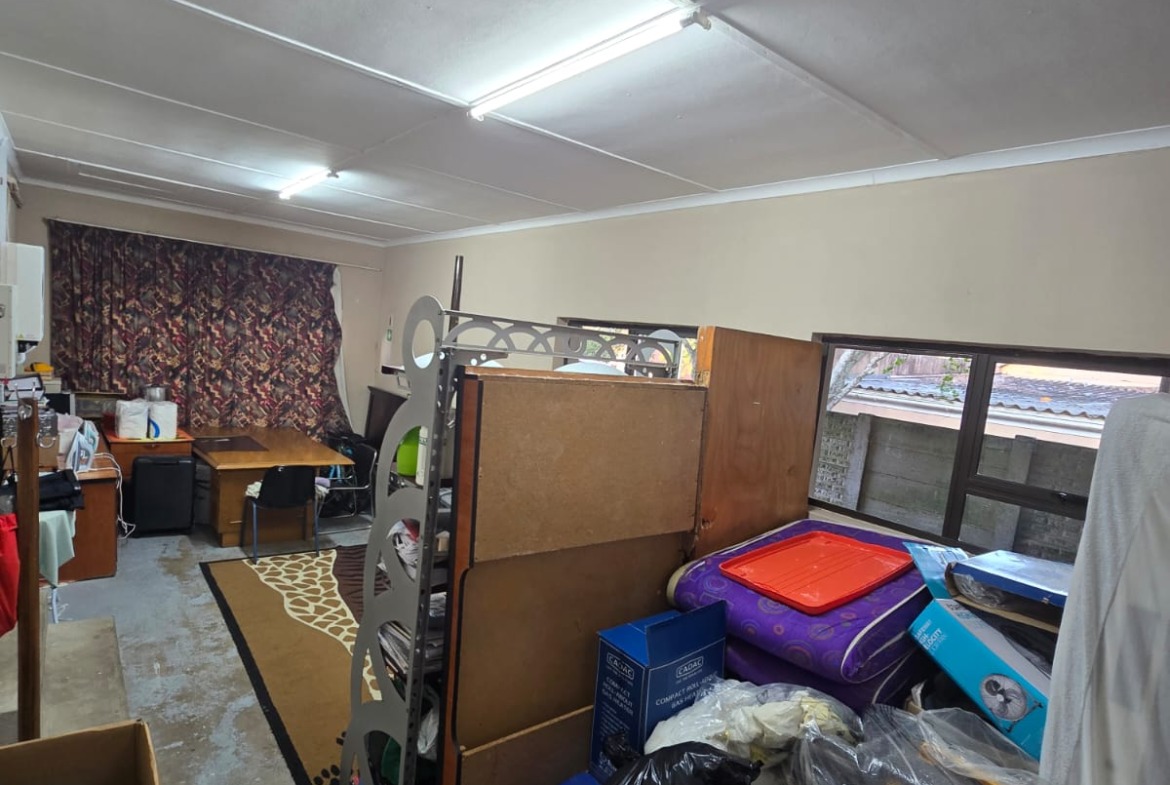 Spacious Family Home with Income-Generating Flatlet in Sought-After Saxilby, East London