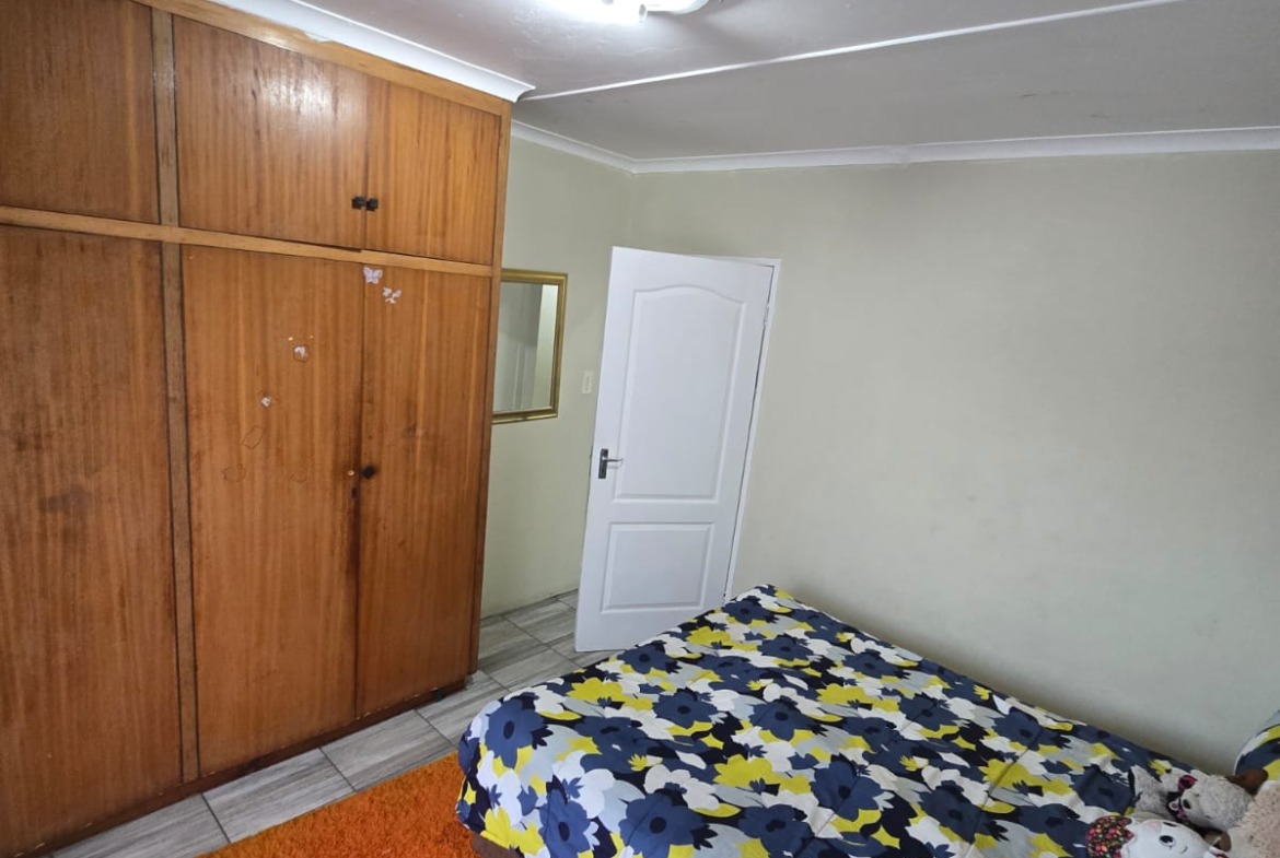 Spacious Family Home with Income-Generating Flatlet in Sought-After Saxilby, East London