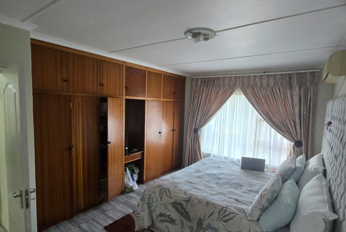 Spacious Family Home with Income-Generating Flatlet in Sought-After Saxilby, East London