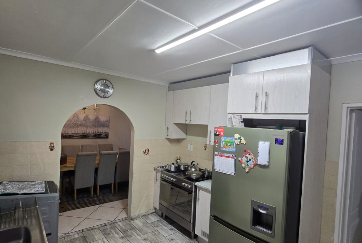 Spacious Family Home with Income-Generating Flatlet in Sought-After Saxilby, East London