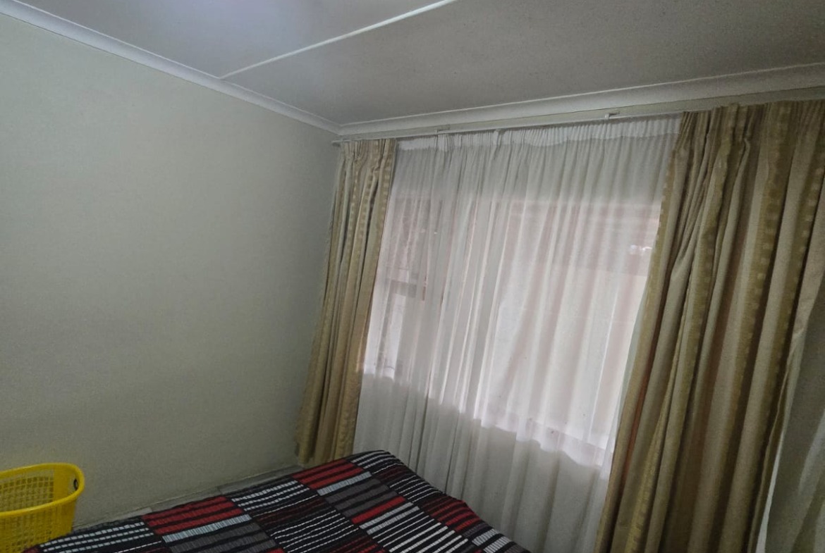 Spacious Family Home with Income-Generating Flatlet in Sought-After Saxilby, East London