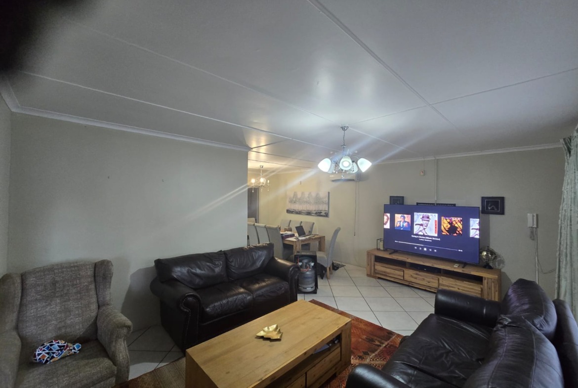Spacious Family Home with Income-Generating Flatlet in Sought-After Saxilby, East London