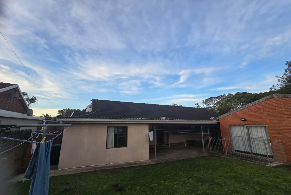 Spacious Family Home with Income-Generating Flatlet in Sought-After Saxilby, East London