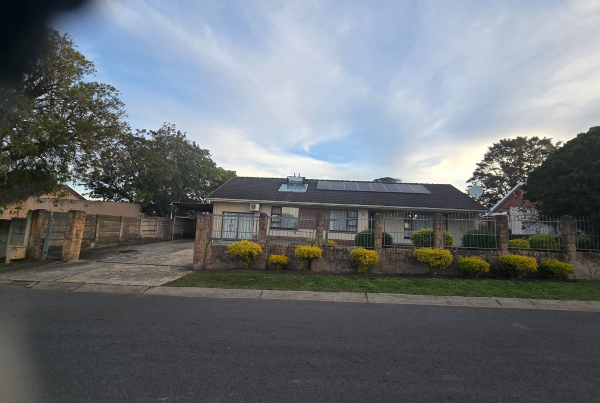 Spacious Family Home with Income-Generating Flatlet in Sought-After Saxilby, East London