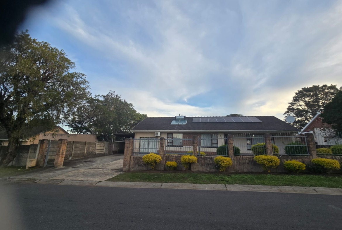 Spacious Family Home with Income-Generating Flatlet in Sought-After Saxilby, East London