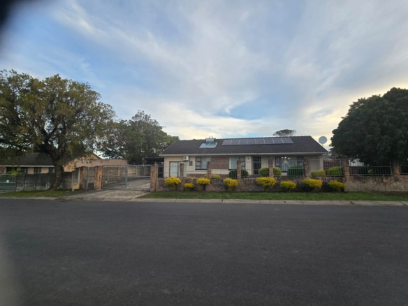 Spacious Family Home with Income-Generating Flatlet in Sought-After Saxilby, East London