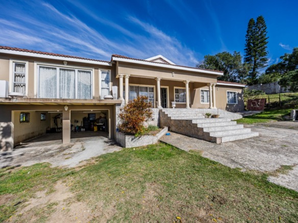 Spacious 5-Bedroom Family Home with Two Granny Flats on a 2,594 sqm Erf