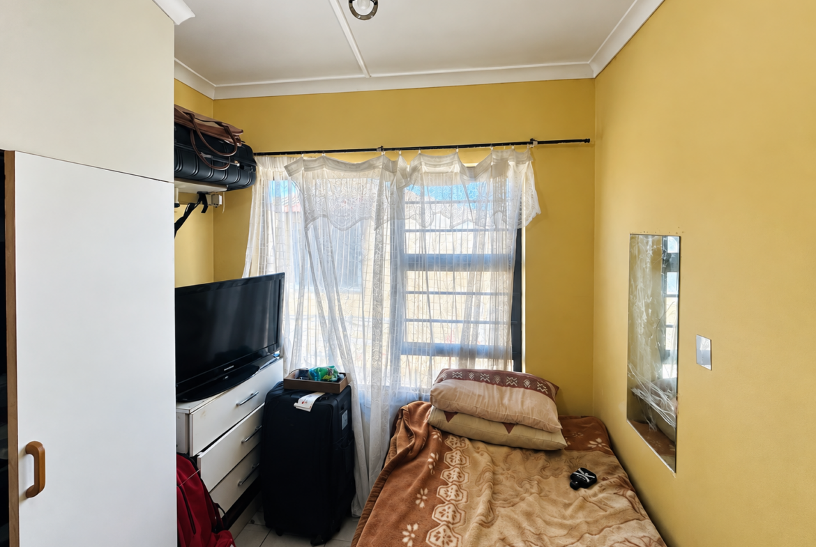 Secure 2-Bedroom Flat Within Walking Distance of the Beach