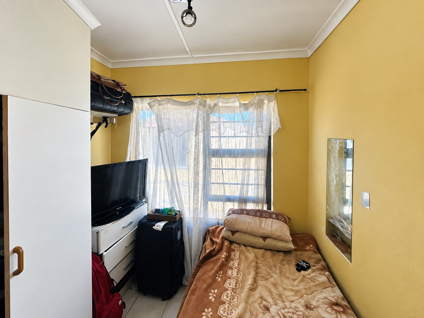 5C29C632-A035-4284-8383-948DBA1843DF Secure 2-Bedroom Flat Within Walking Distance of the Beach