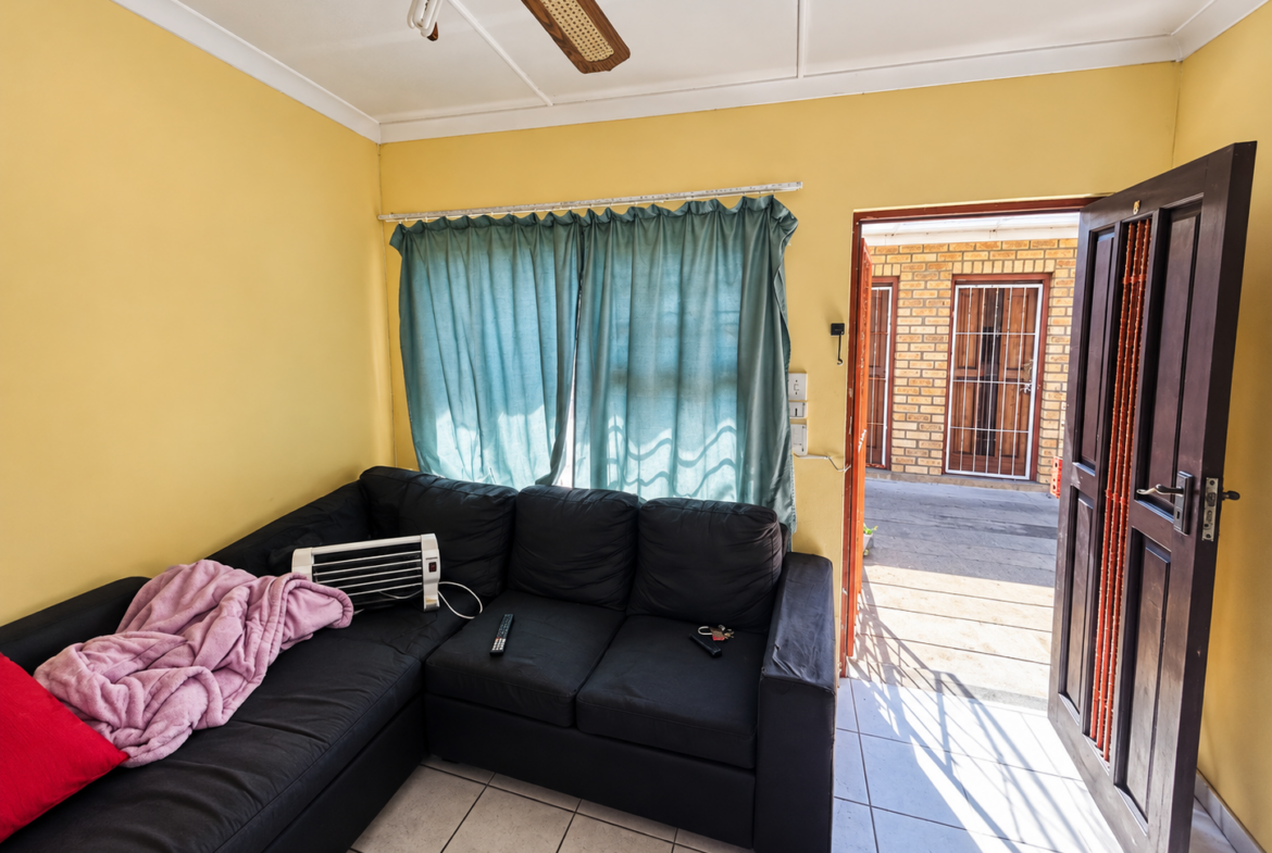 Secure 2-Bedroom Flat Within Walking Distance of the Beach