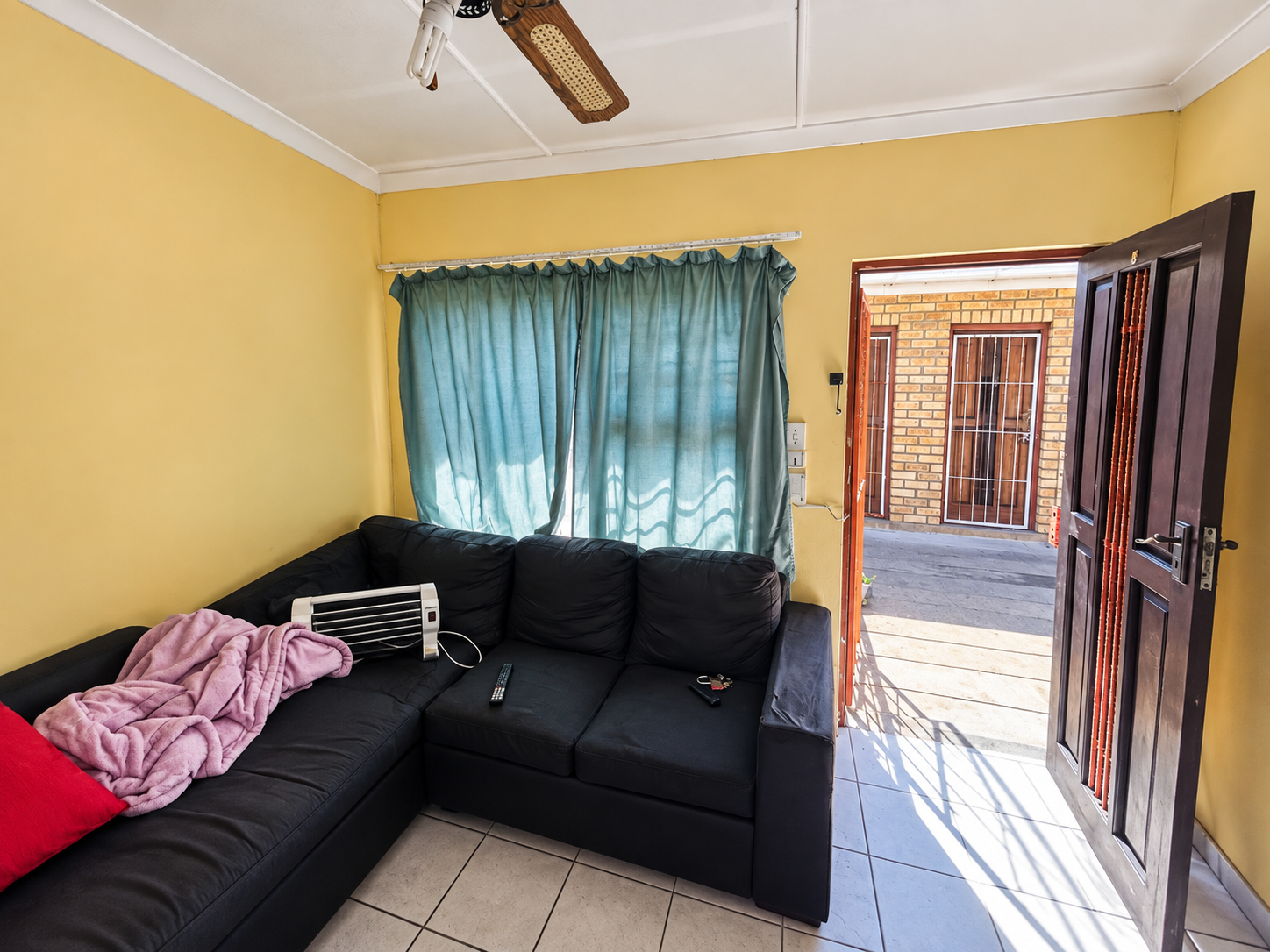 A1A92A73-4568-4B2B-ACE0-8DF982B738ED Secure 2-Bedroom Flat Within Walking Distance of the Beach