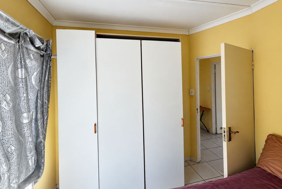 Secure 2-Bedroom Flat Within Walking Distance of the Beach